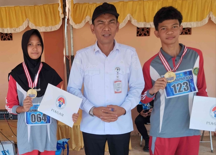 Boyong 2 piala dalam lomba lari 10K